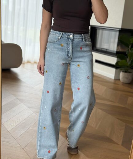 Wide leg su siuvinėtomis detalėmis